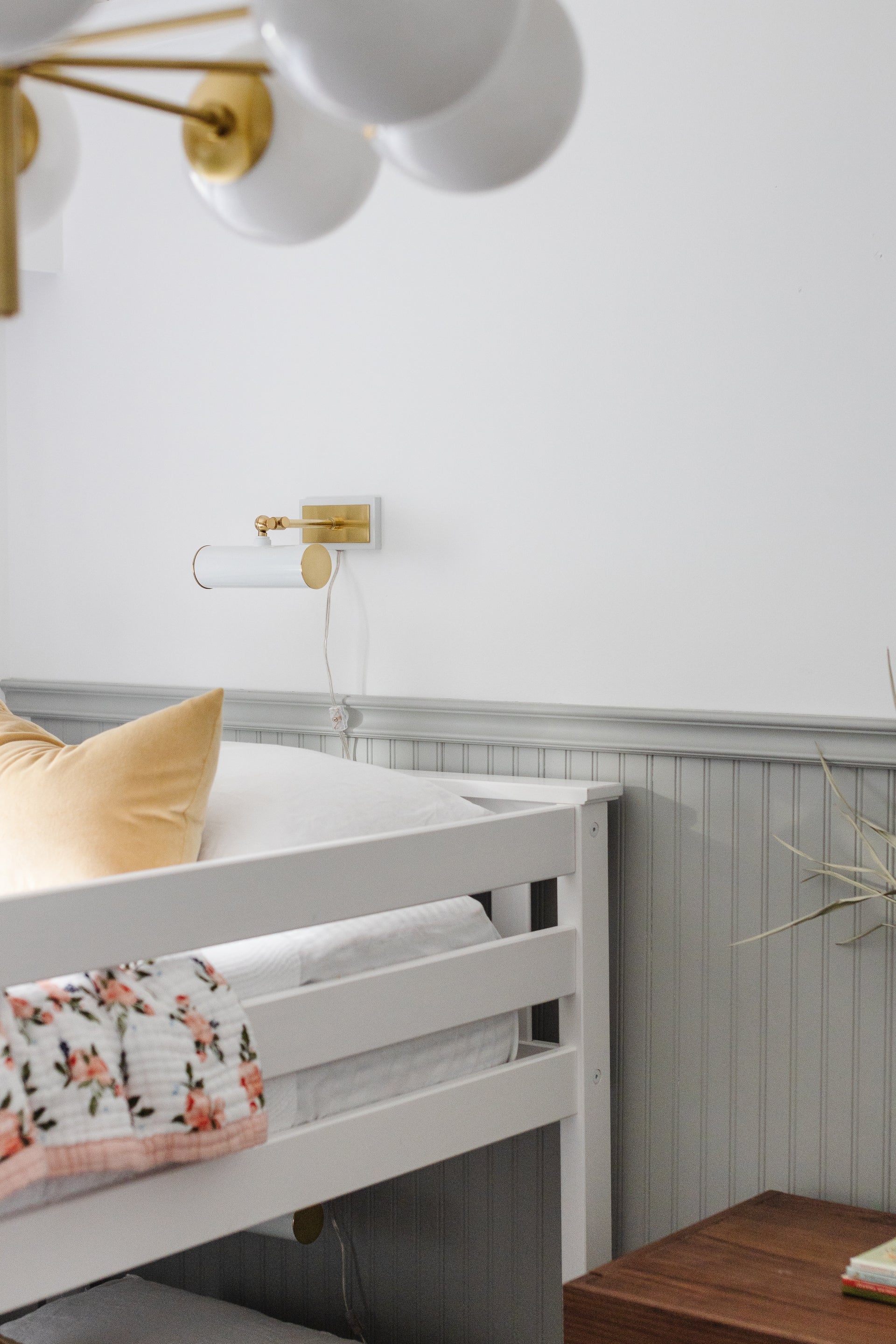 holly plug-in picture light