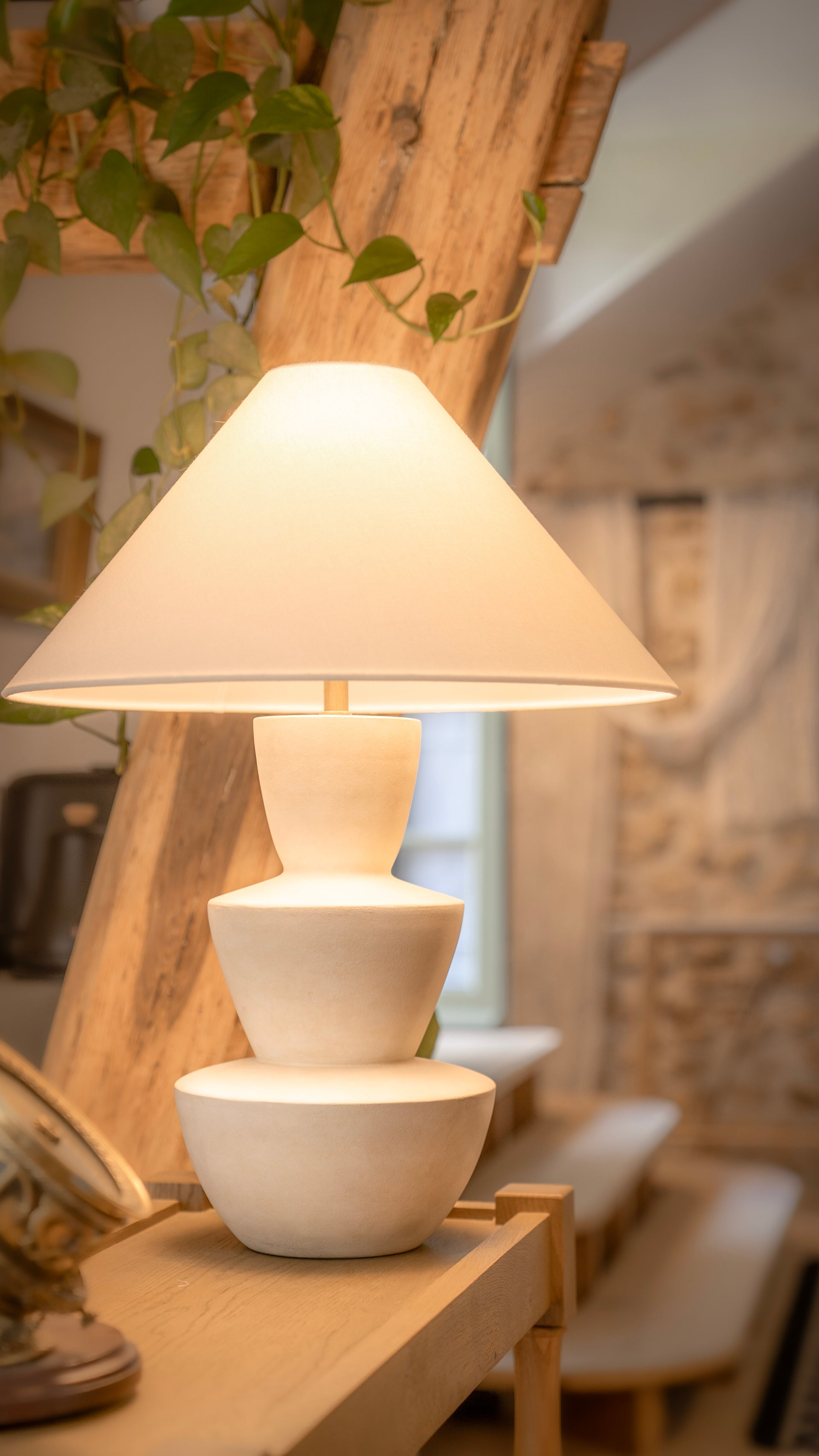 kamas table lamp