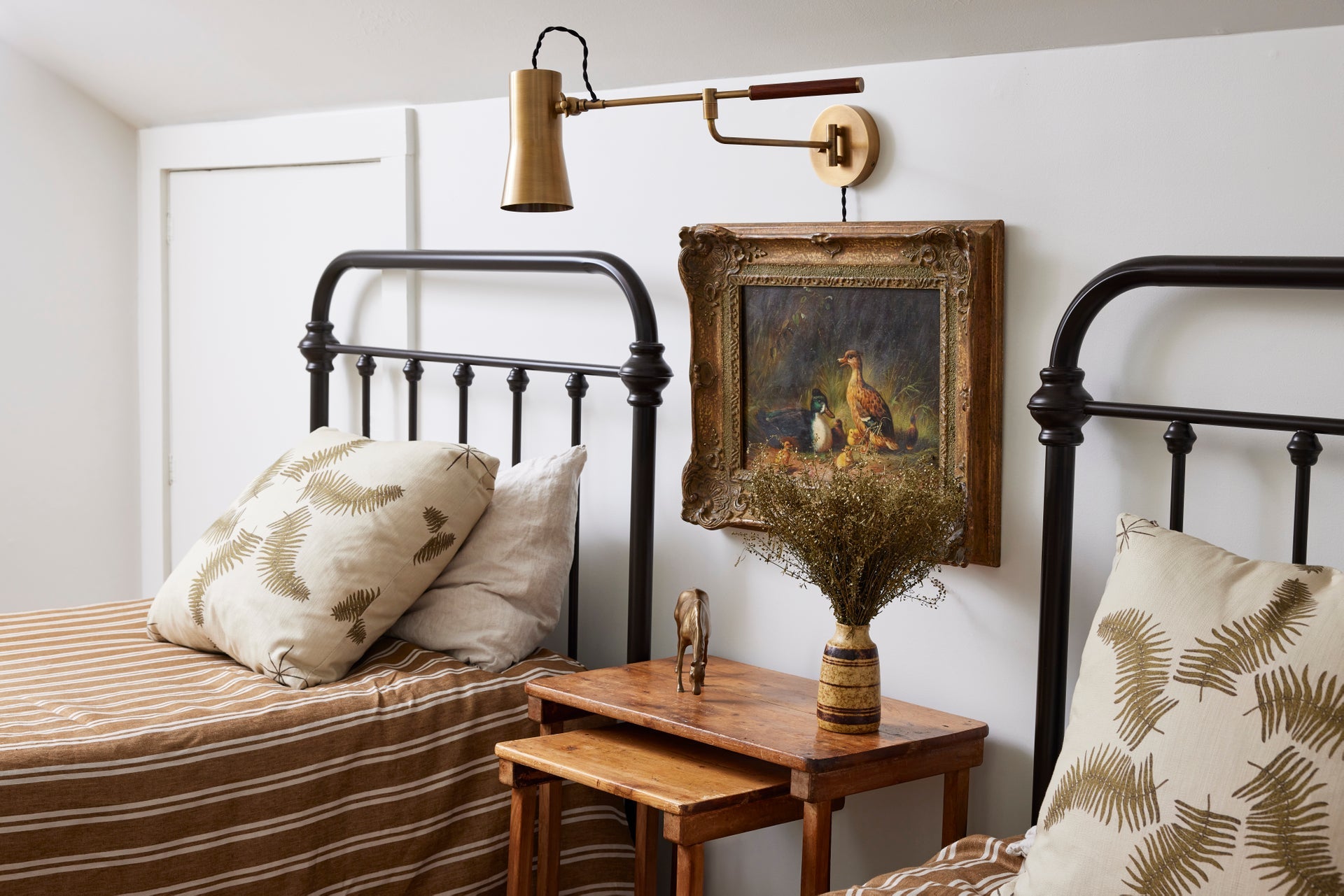 novel plug-in sconce