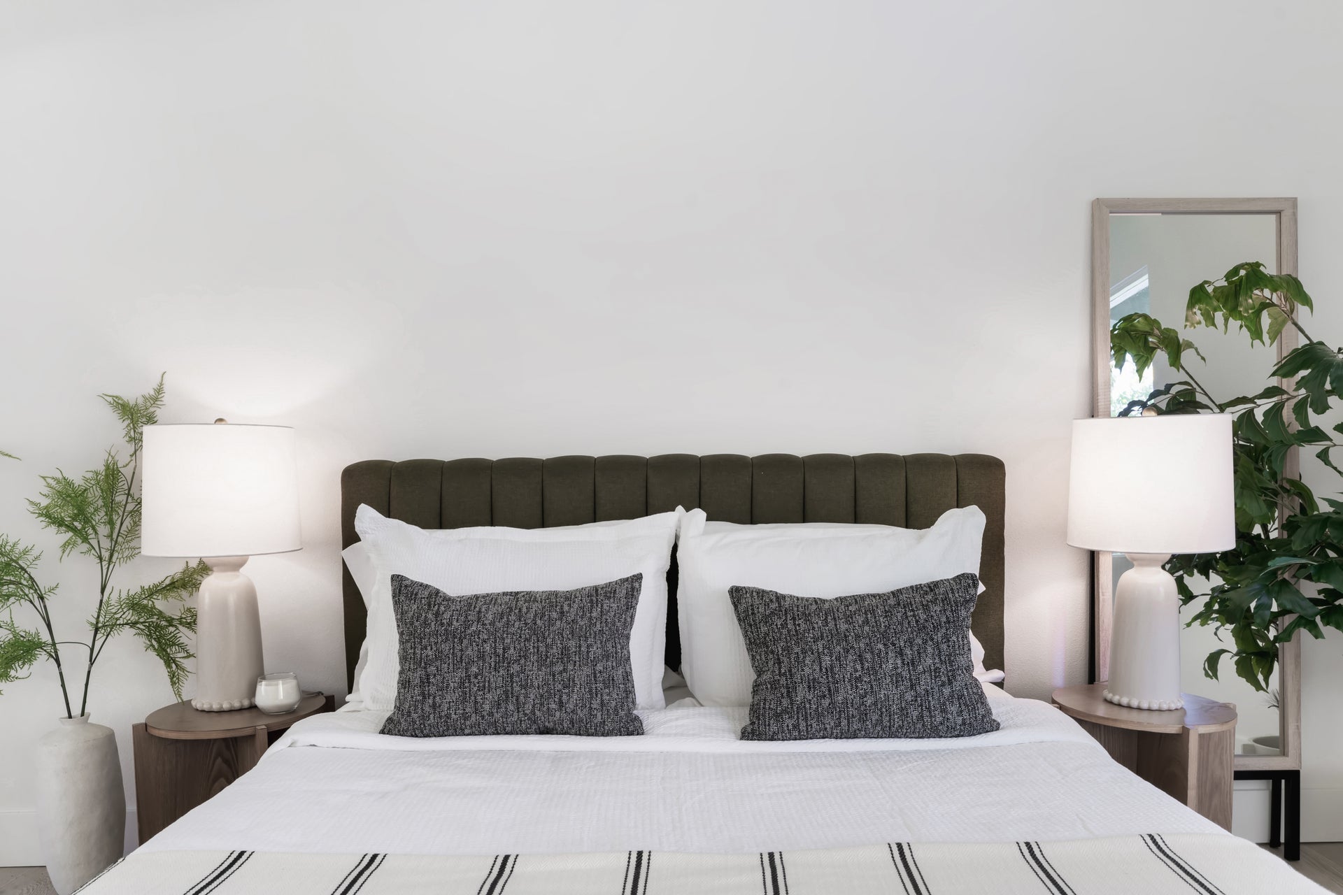 rhea table lamp