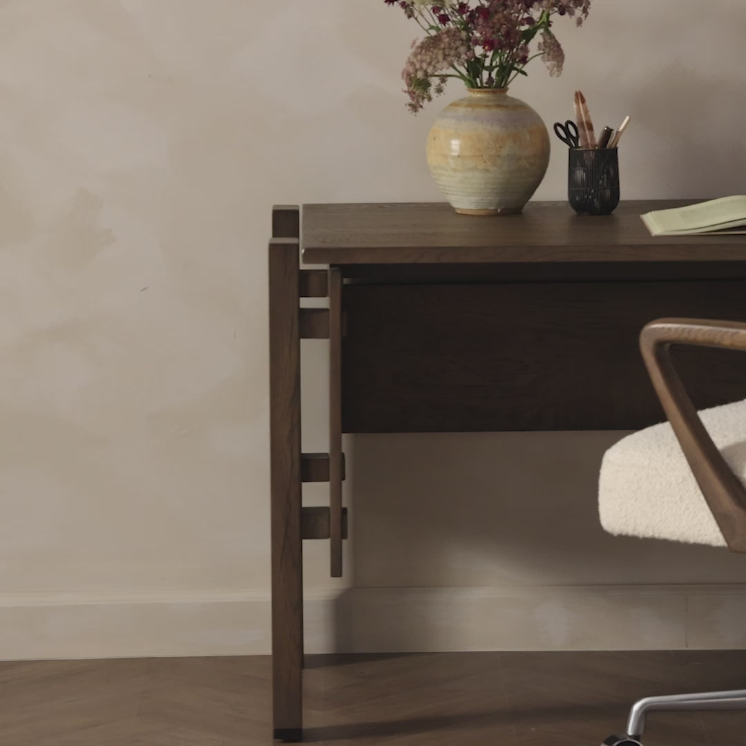 Load video: Marcela Desk